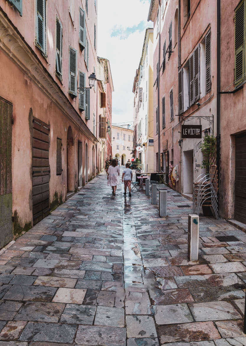 It is beautiful there in the old town of Bastia. Here Sebastian and Lise come walking in one of its narrow streets.